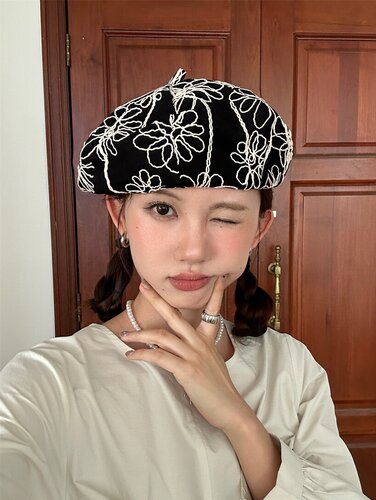 日杂风花朵刺绣贝雷帽花纹前进帽