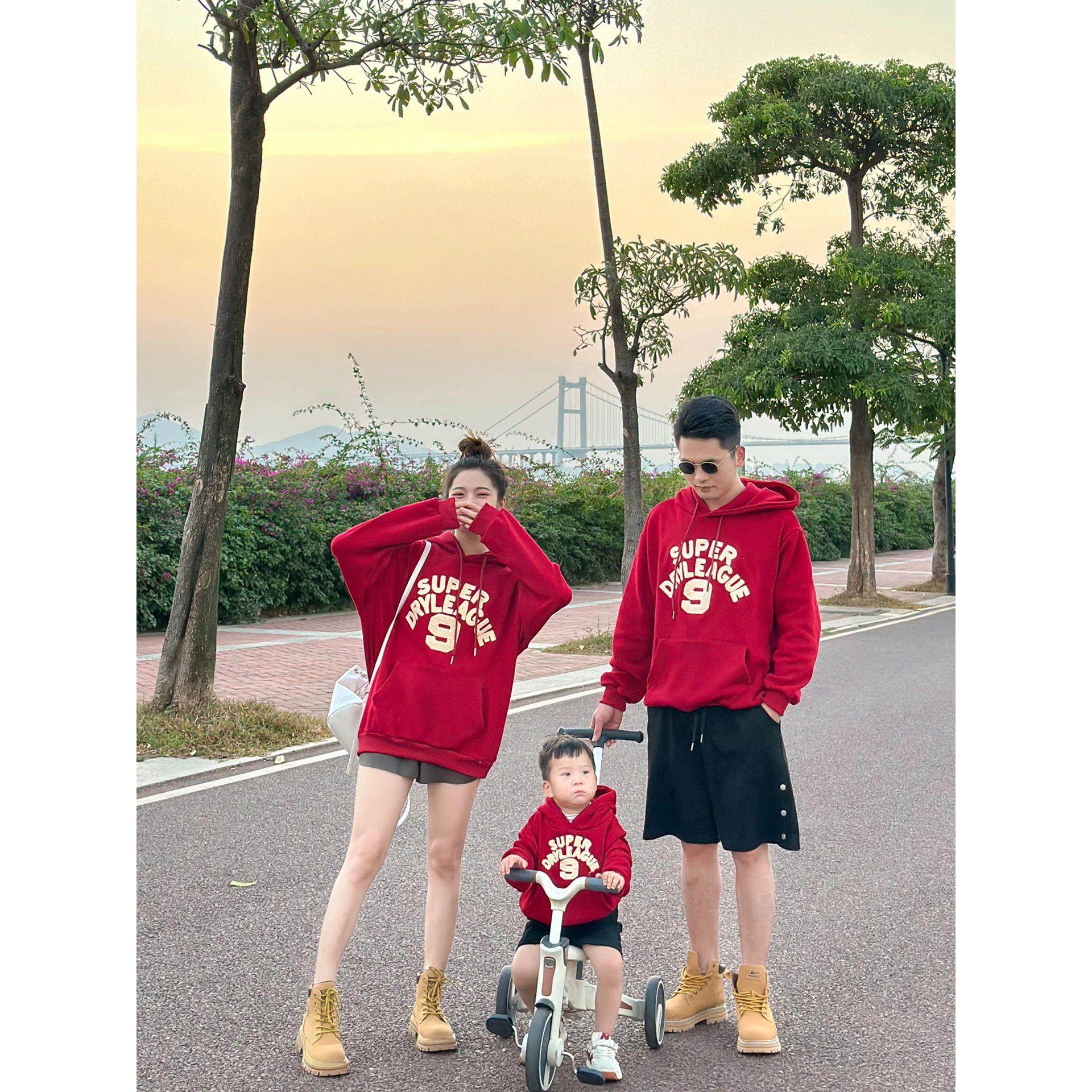 红色亲子装2026新款一家三四口洋气连帽卫衣母女母子网红时髦高端