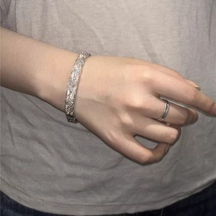 2025年新星幕幻彩~菱格满钻手镯法式轻奢高级冷淡风百搭叠戴手镯