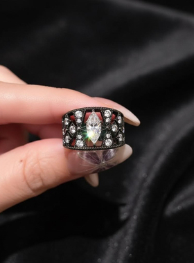 今饰有约跨境锆石几何形戒指