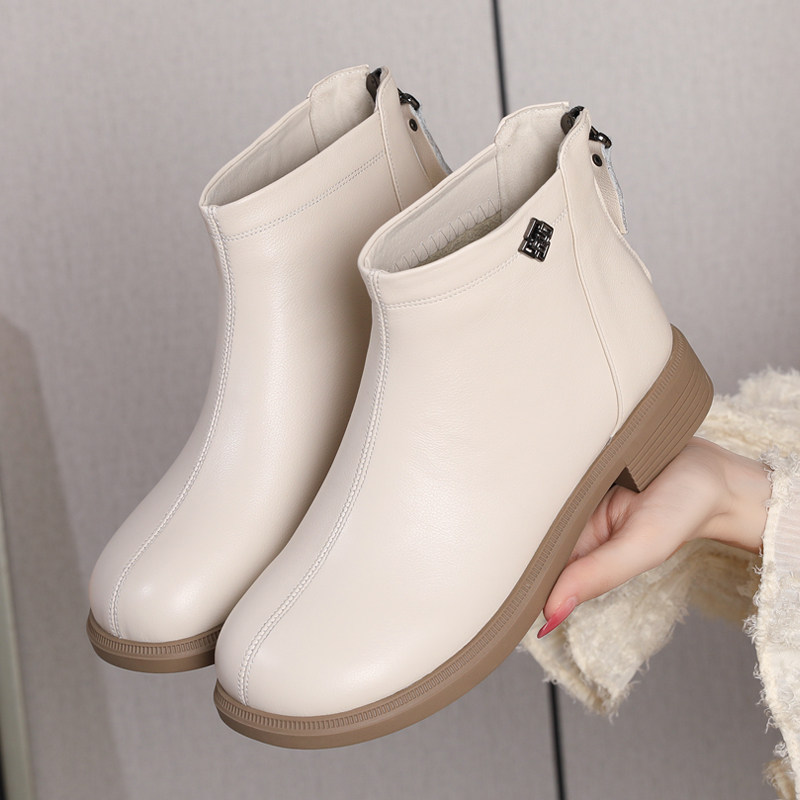 2025新款真皮休闲短靴大码女鞋秋冬平底马丁靴后拉链软底加绒棉靴