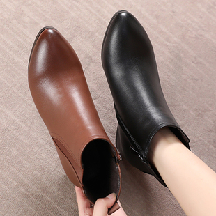 平底短靴女秋冬真皮百搭软皮妈妈鞋大码低跟尖头女靴防滑加绒棉鞋
