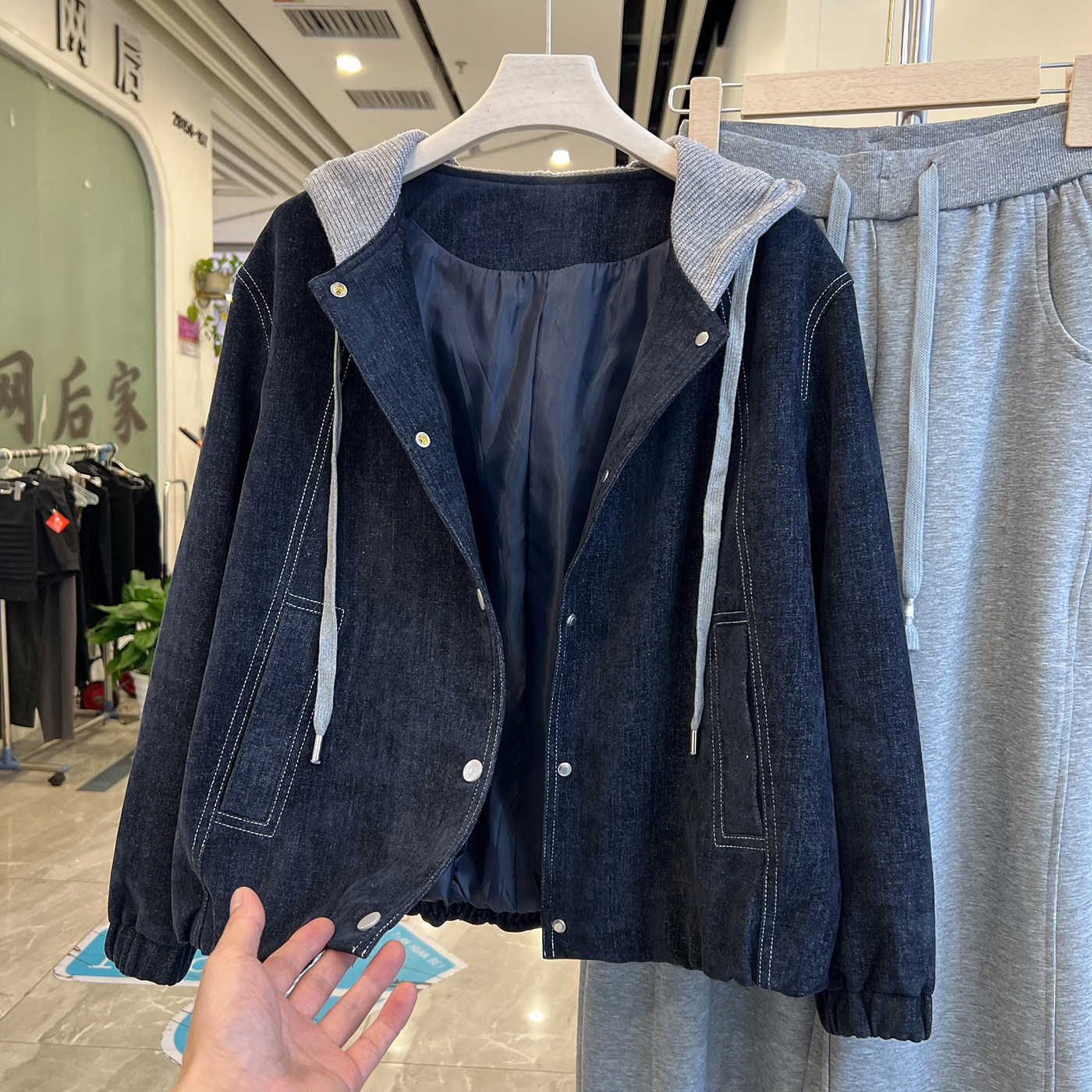 四季青妈妈装撞色连帽牛仔外套图片