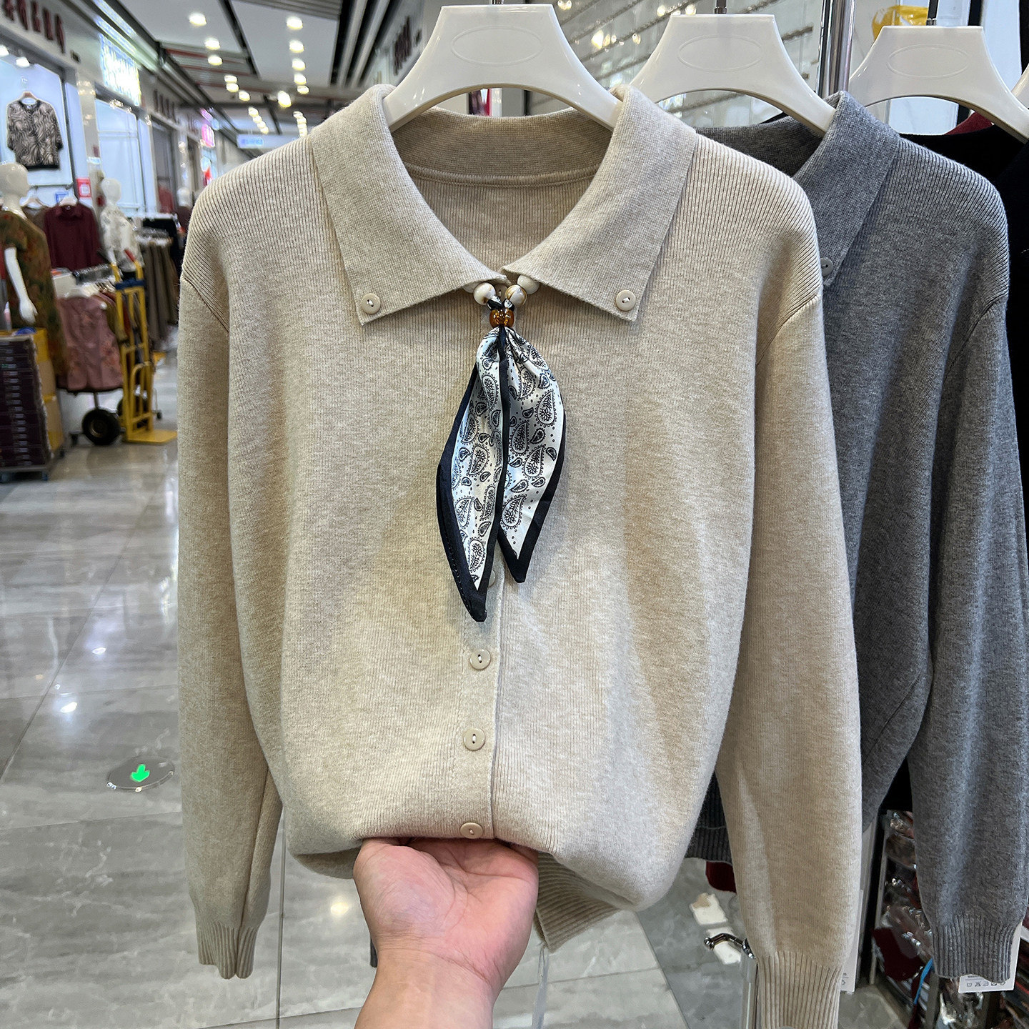 四季青妈妈装翻领针织开衫配丝巾秋款今年流行显年轻中老年毛衣服
