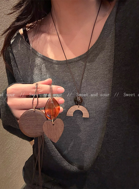 甜酸复古秋冬皮绳木头吊坠项链女设计感小众个性抽拉毛衣链锁骨链