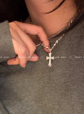 甜酷辣妹十字架吊坠项链女秋冬小众设计感高级锁骨链卫衣毛衣链潮