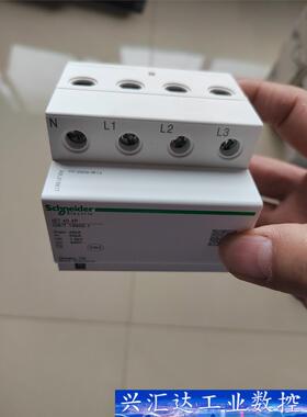 施耐德浪涌保护器iST  4P  40KA  数量：1台 询价下单