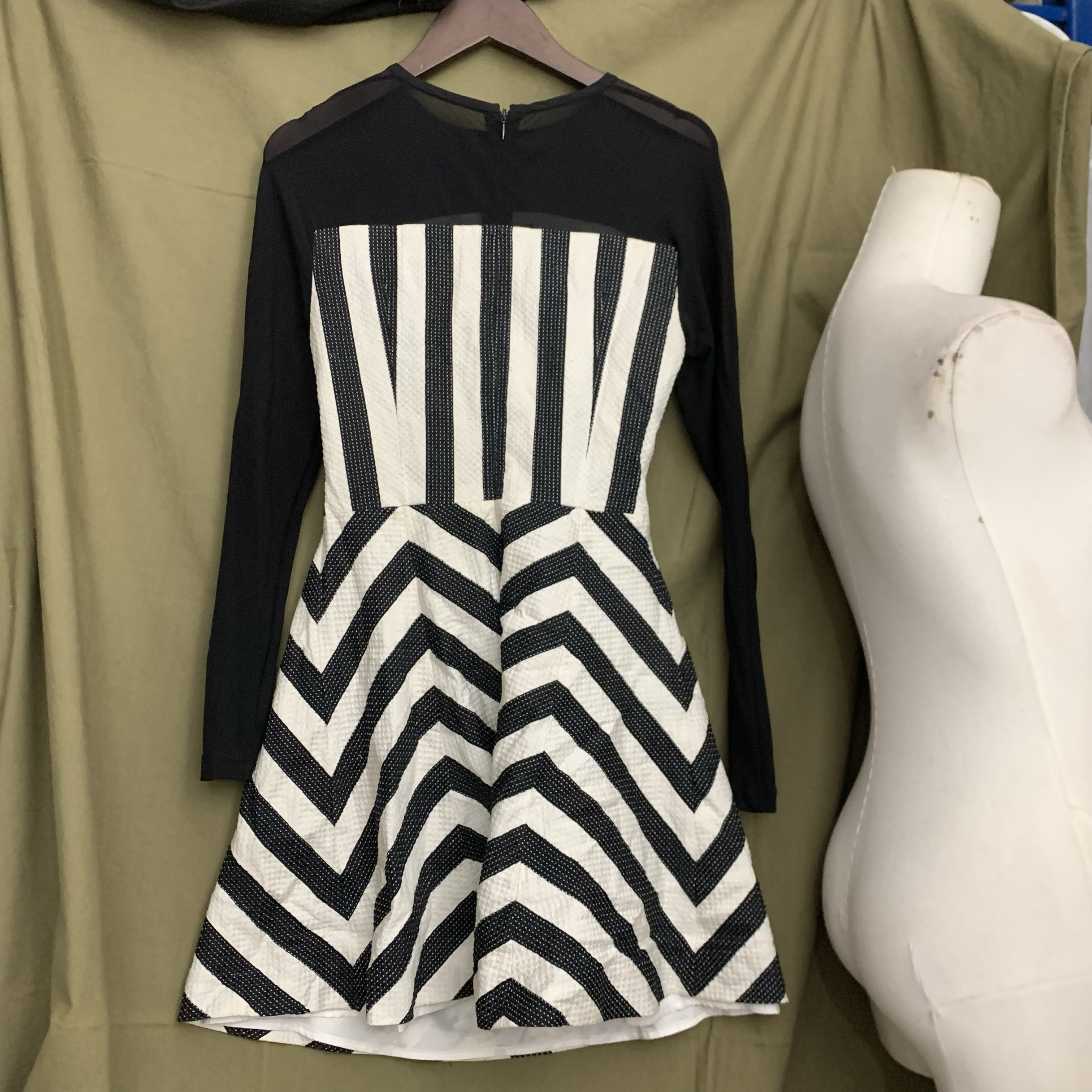 伊华欧秀撤柜专柜正品2025新款女装百搭长袖连衣裙女裙子w36