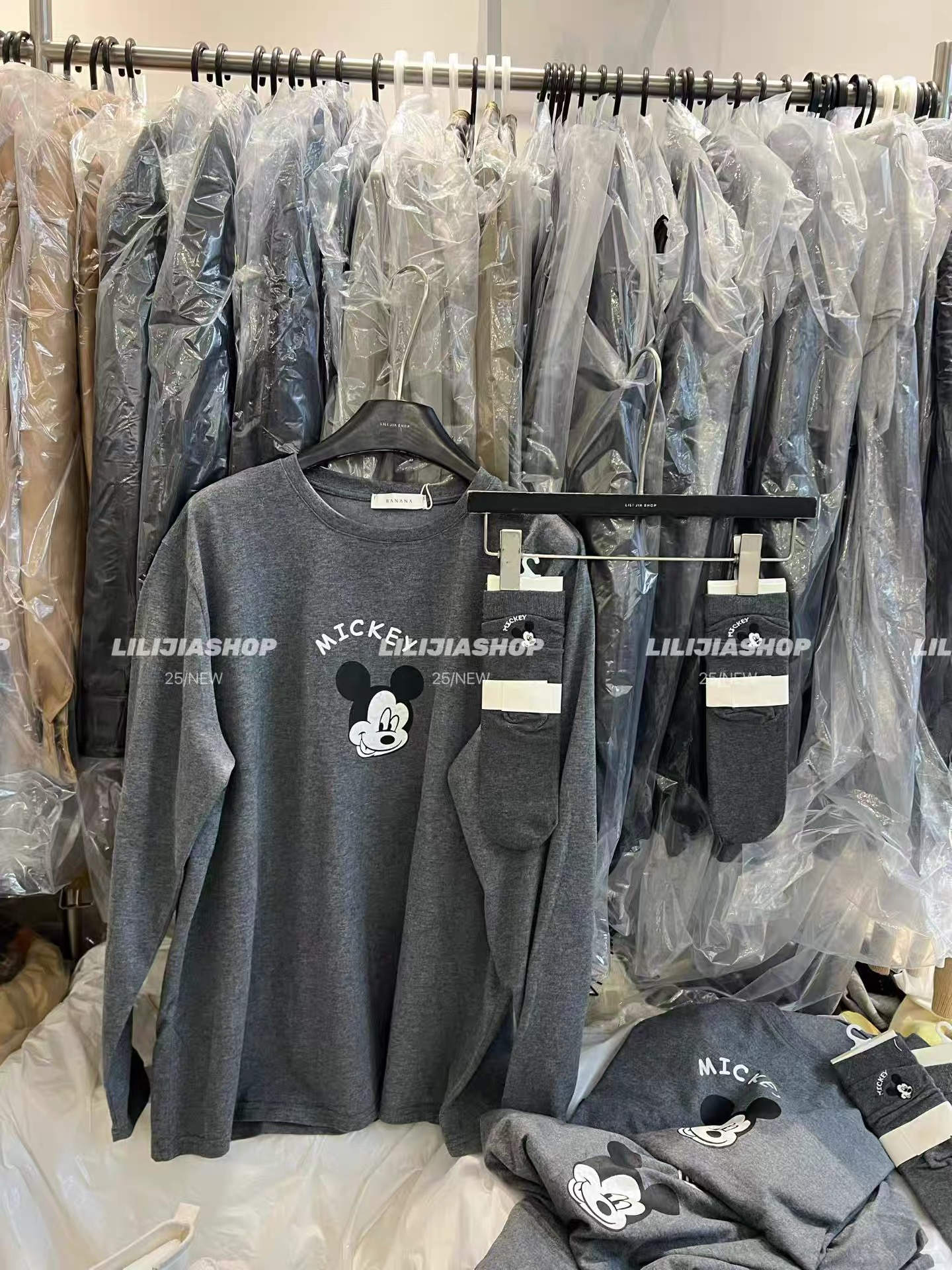 MH家 2025秋冬韩版时尚百搭宽松显瘦圆领长袖米奇T恤上衣配袜子