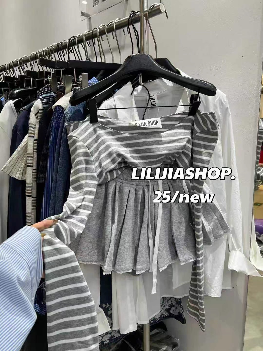 MH家 2025秋季韩版百搭显瘦条纹长袖上衣+灰色蕾丝边裙裤套装