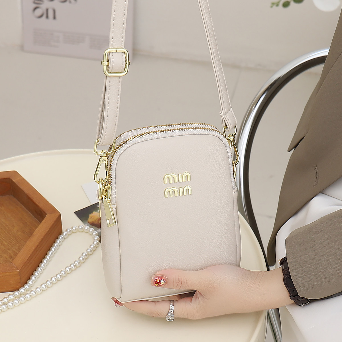 手机包女斜挎2026新款高级感轻便小挎包软皮简约手机袋迷你小包包