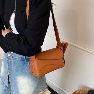 超火复古枕头包女2026新款轻奢小众高级感斜挎包腋下小方包大容量