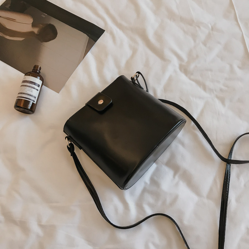 2020新款潮韩国chic斜挎女包小包质感复古百搭简约森系网红水桶包