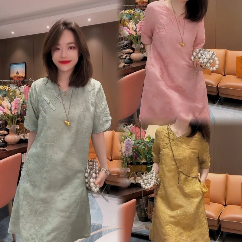 新中式V领盘扣暗纹提花连衣裙