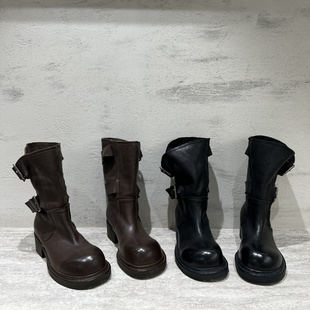 先锋名典女鞋2025秋季新款欧货真皮粗跟皮带扣套筒中筒靴马丁靴女