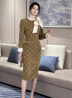 2025春装新款女装法式蝴蝶结圆领修身刺绣丝绒喇叭袖连衣裙51186