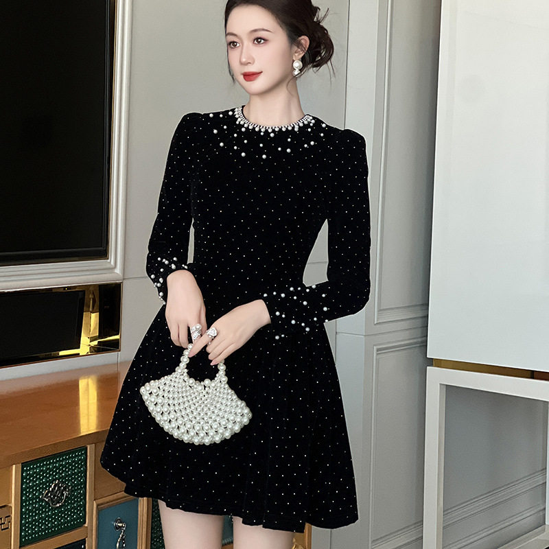 赫本风小黑裙2025春装新款女装重工钉珠烫钻收腰蓬蓬连衣裙21442,女装/女士精品,连衣裙,淘宝优惠券,粉丝福利购,淘宝优惠卷