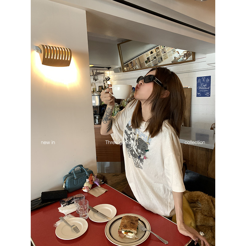 THREE GOOOD殷三吉 时光邮戳做旧感报纸人物印花宽松T恤