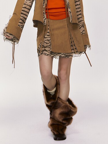 THREE GOOOD殷三吉D琥珀焦糖个性款时髦风麂皮拼接半裙 SQ231129