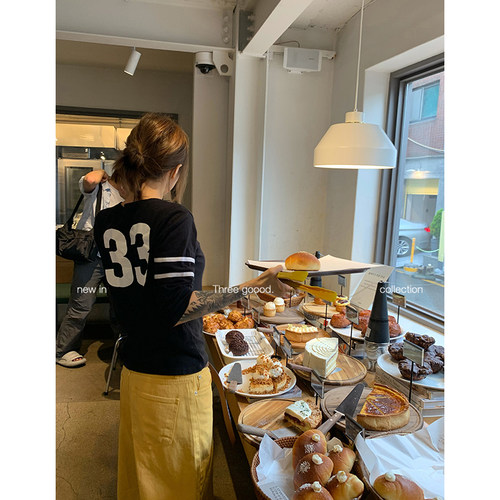 圆领中袖撞色字母印花T恤