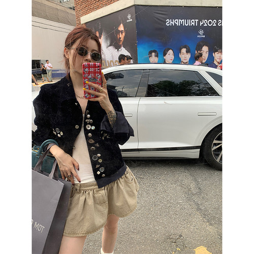 THREE GOOOD殷三吉 凛冬恋歌扣子设计丝绒短外套女设计感时尚新款