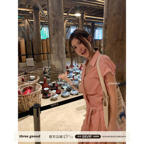 腰间交叉系带收腰连衣裙