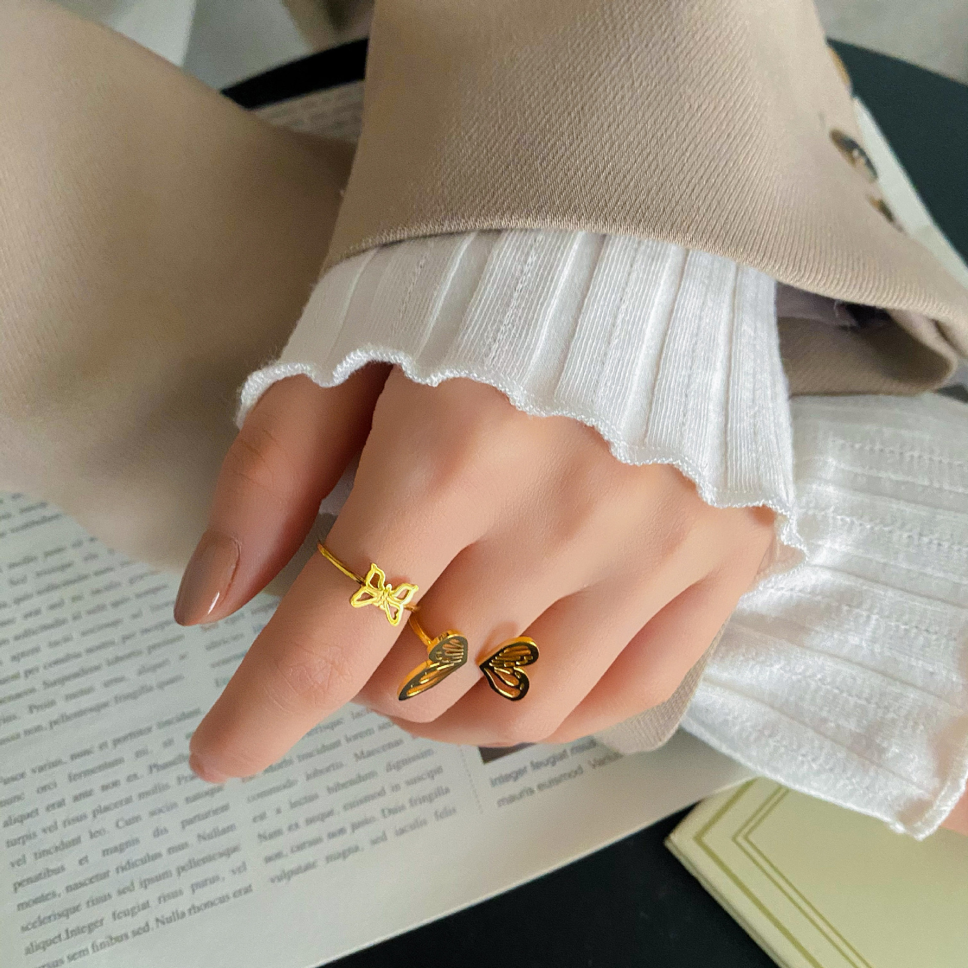 日韩时尚小巧精致镂空蝴蝶结钛钢镀18K金戒指指环女款中指食指