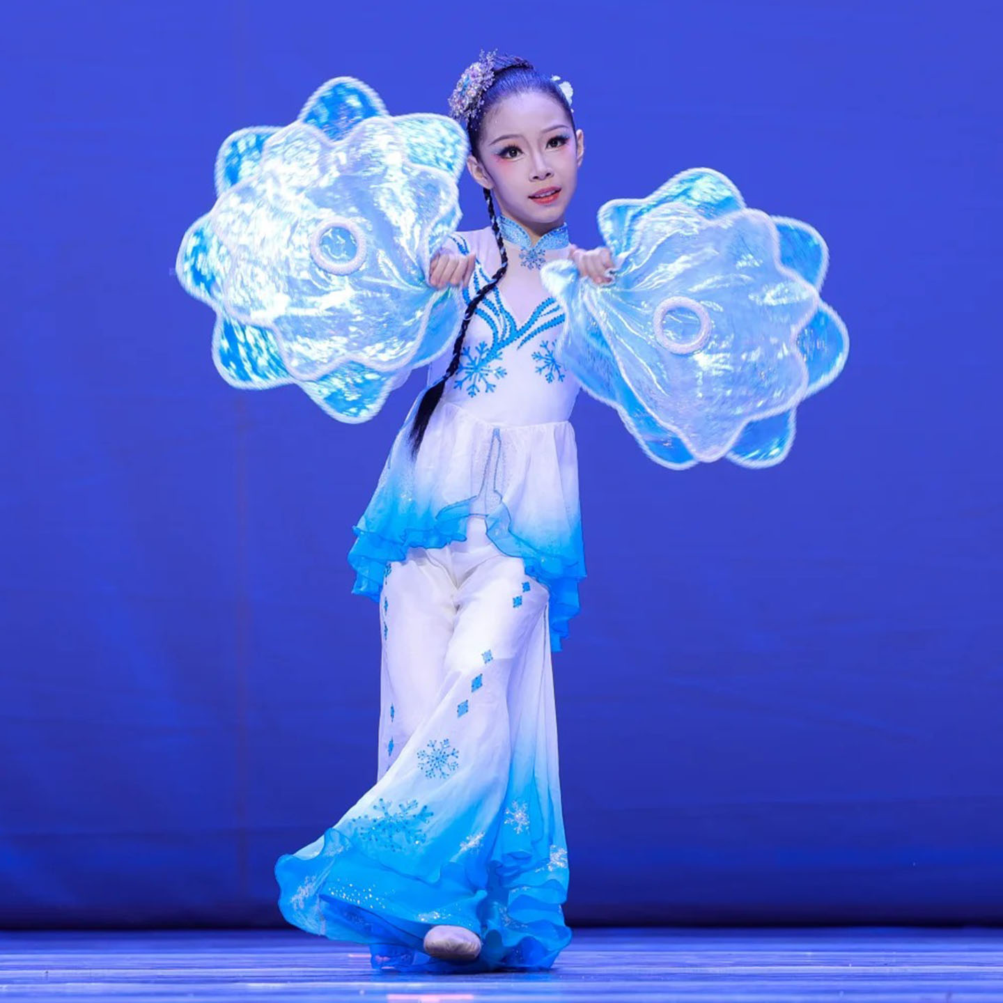 新款东北秧歌女童冰雪花影演出服