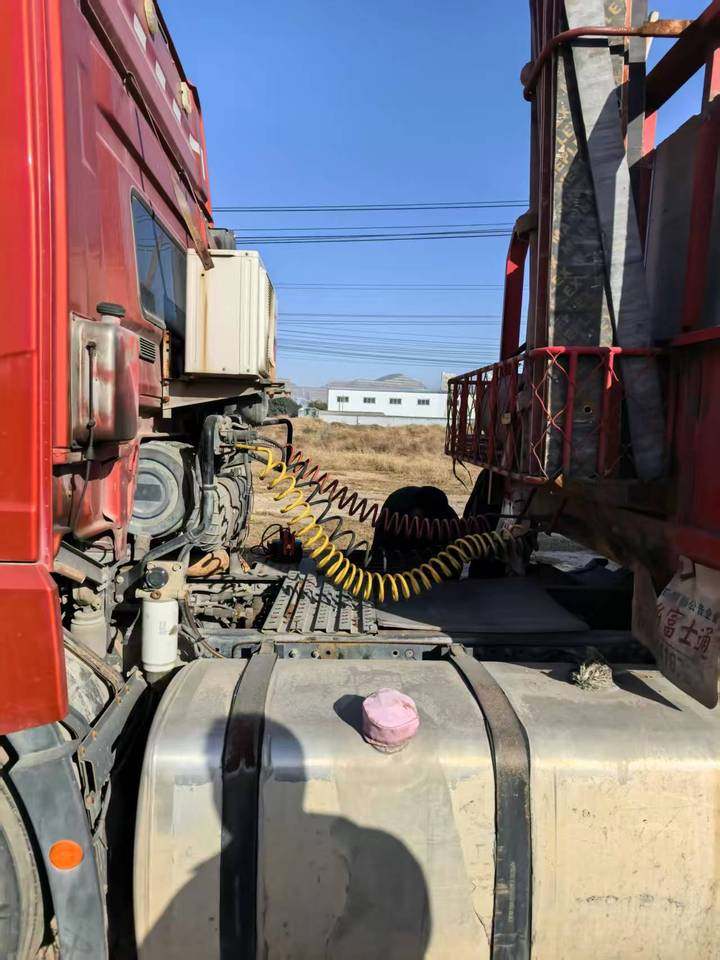 1月28日新乡豫GK3588号解放牌重型半挂牵引车、豫GJV18挂万辉牌重型平板半挂车网络拍卖公告