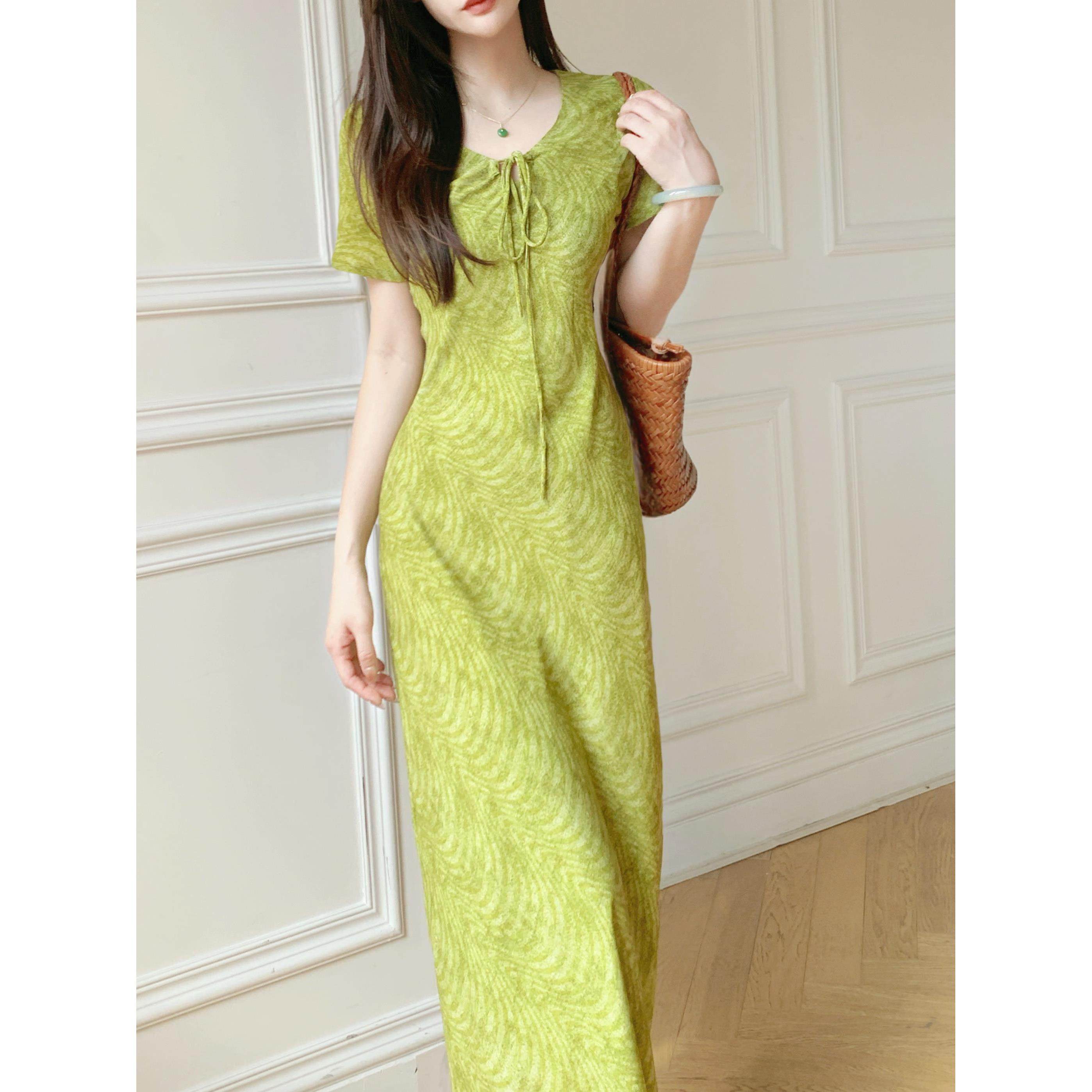 茶歇桔梗法式清新夏季长裙斜裁绿色显白收腰气质印花波浪连衣裙