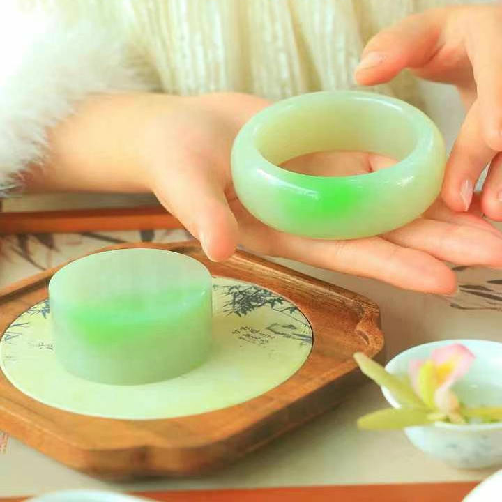 青白玉国内鉴定山料宽版手镯翠绿