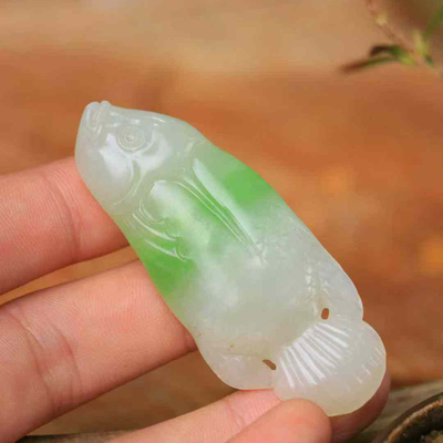 和田玉飘翠连年有余吊坠