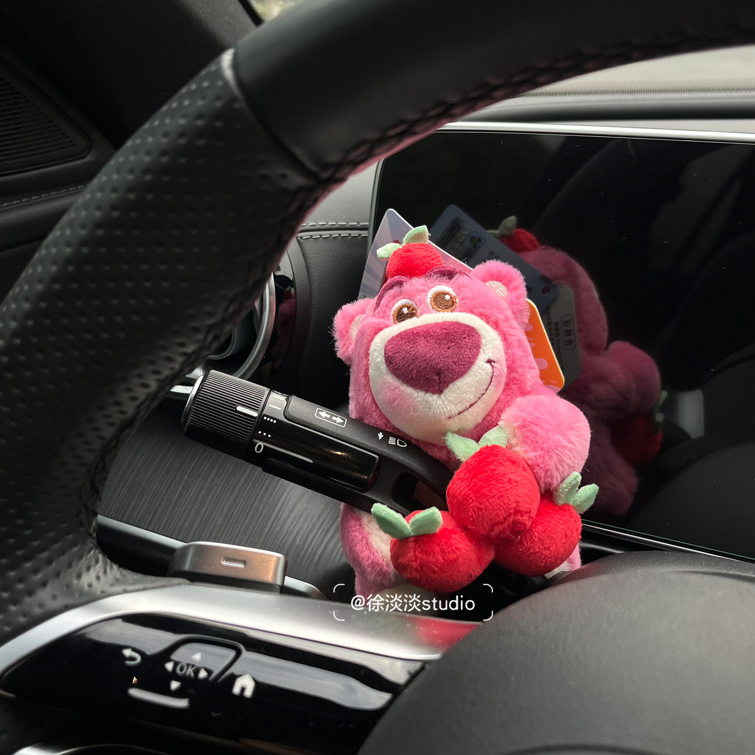正版迪士尼草莓熊转向灯装饰玩具毛绒公仔挂件小饰品送新车礼物