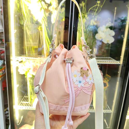 日本代购小熊抽绳水桶包女