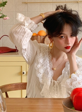 酒午法式复古白色喇叭袖娃娃领蕾丝衬衫上衣修身荷叶边衬衣女