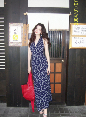 酒午自制【逢花】复古夏季V领收腰藏蓝色碎花裙挂脖长款连衣裙女