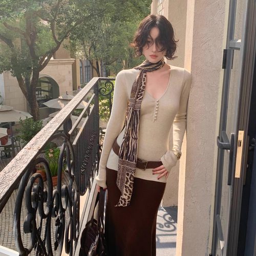 酒午港风复古V领针织衫修身上衣