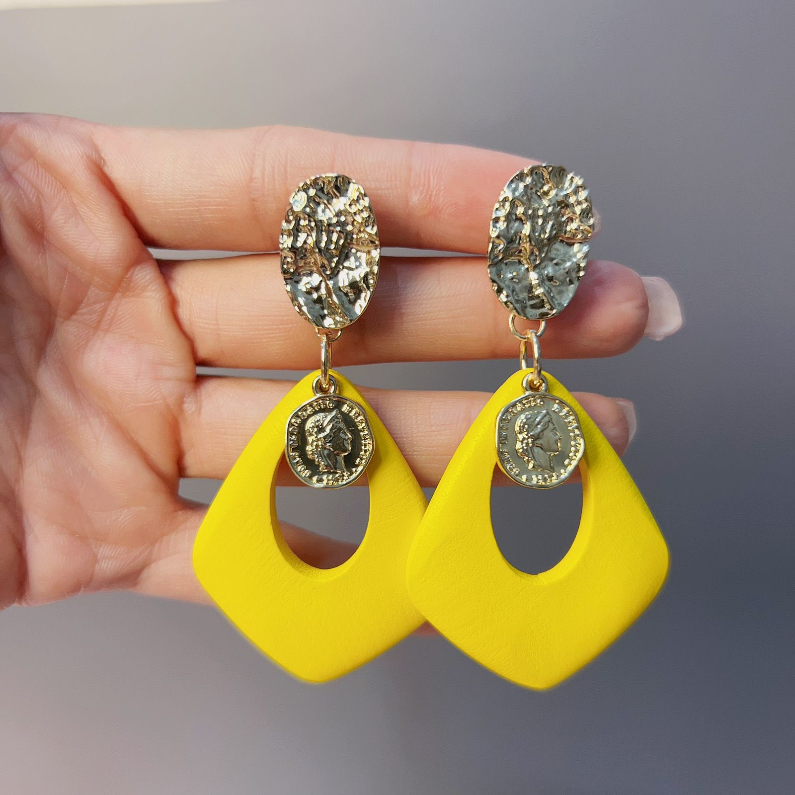 复古港风耳环女2025新款爆款小众设计感高级气质网红夸张耳夹