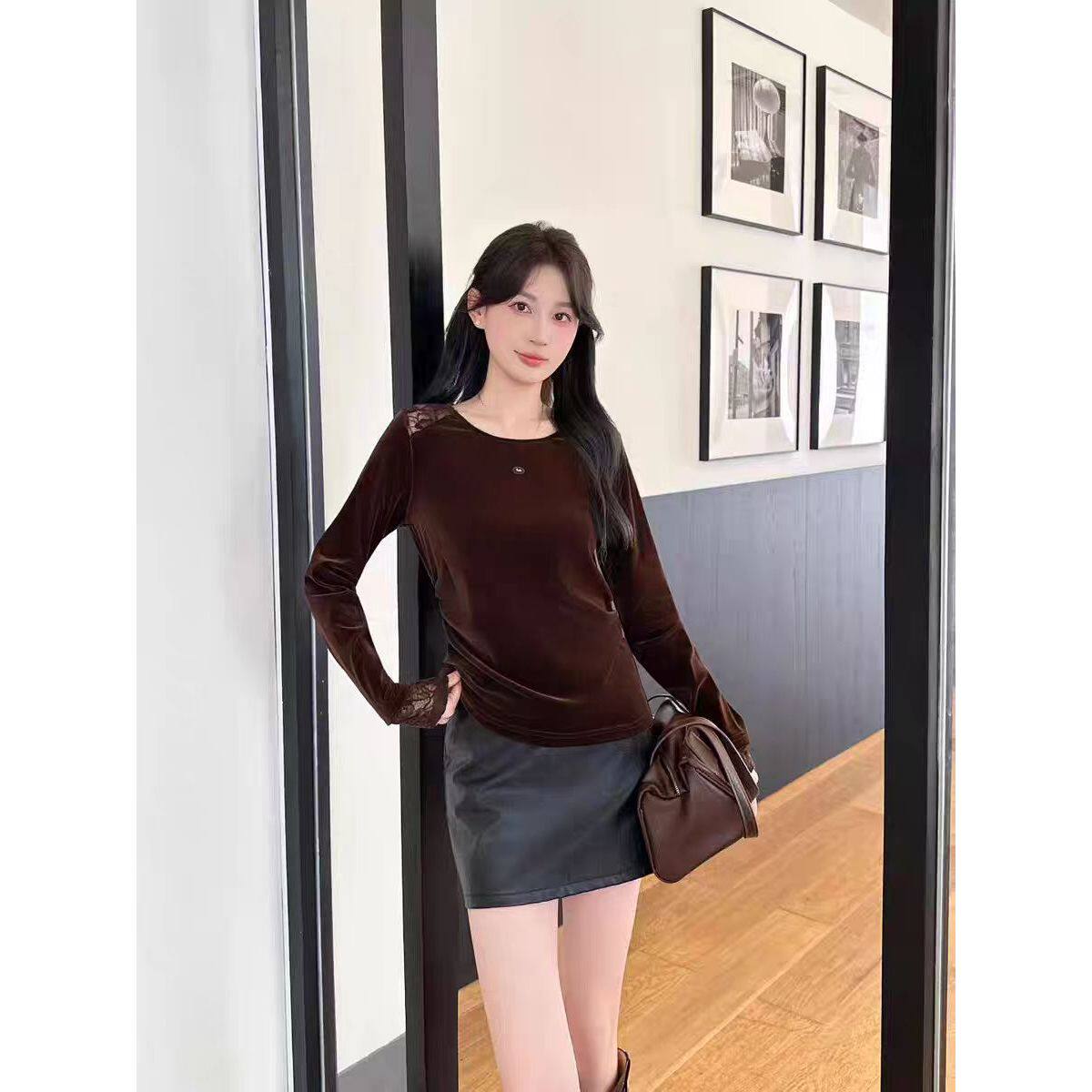 051早秋新款圆领露背蕾丝拼接款女士丝绒百搭上衣显瘦时尚