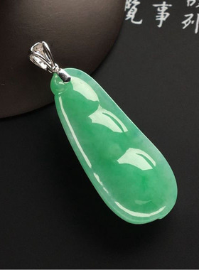 翠绿色豆子连中三元吊坠