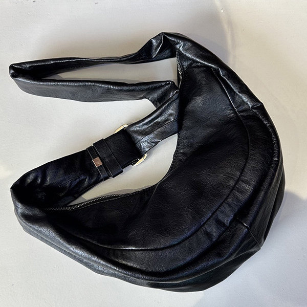 新款2025超火小众包包大容量牛角包简约百搭斜挎包女包PU皮饺子包