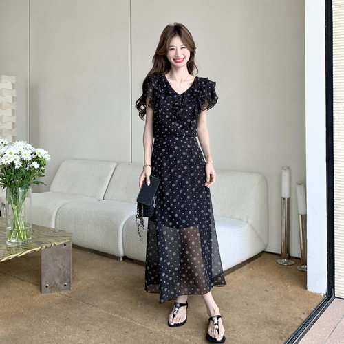 Sera轻奢黑色法式穿搭气质波点连衣裙女2026夏新款V领荷叶边显瘦