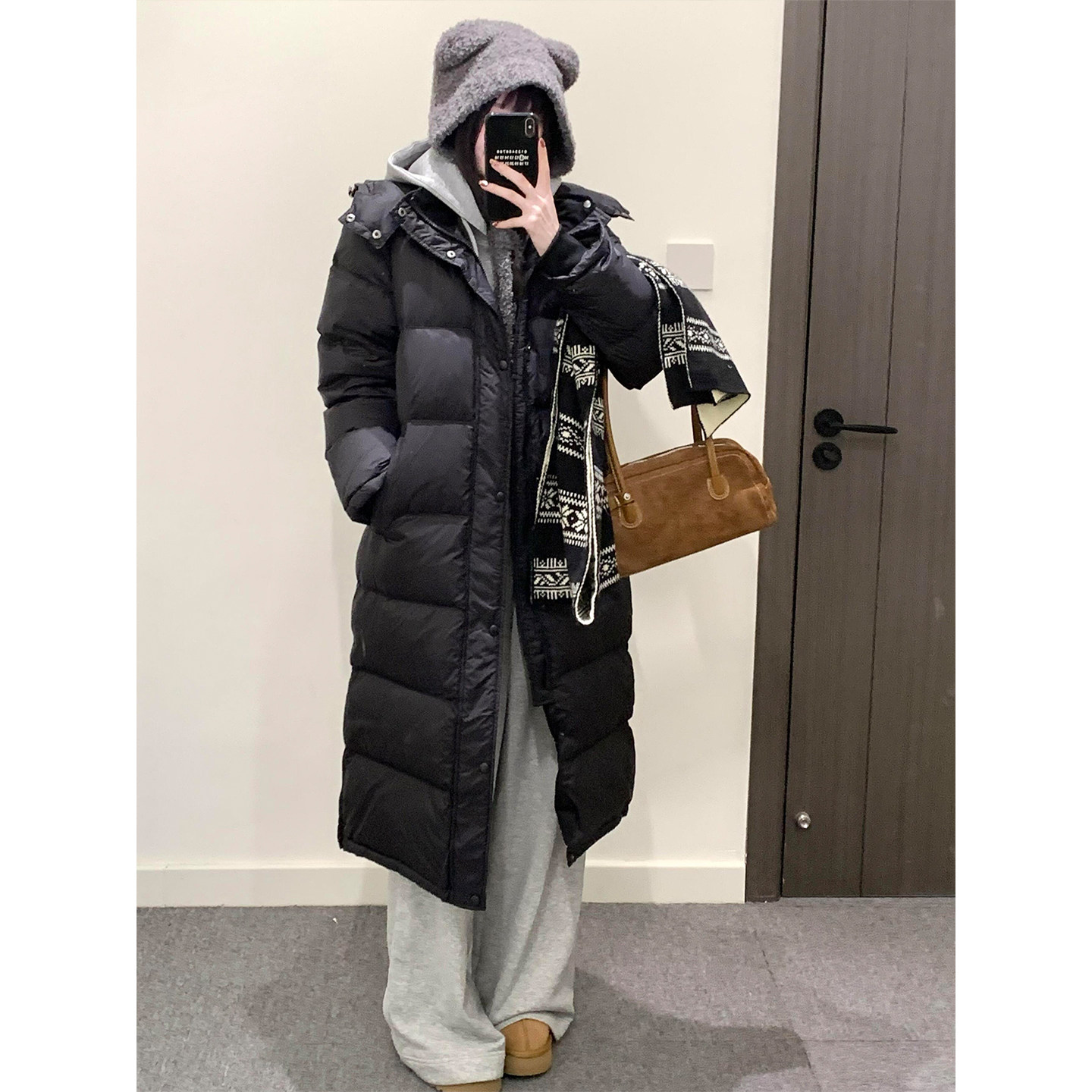 免费试穿冬季黑色长款过膝羽绒服