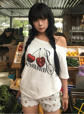 美式复古白色斜领短袖女夏季手写樱桃印花T恤宽松辣妹风露肩上衣