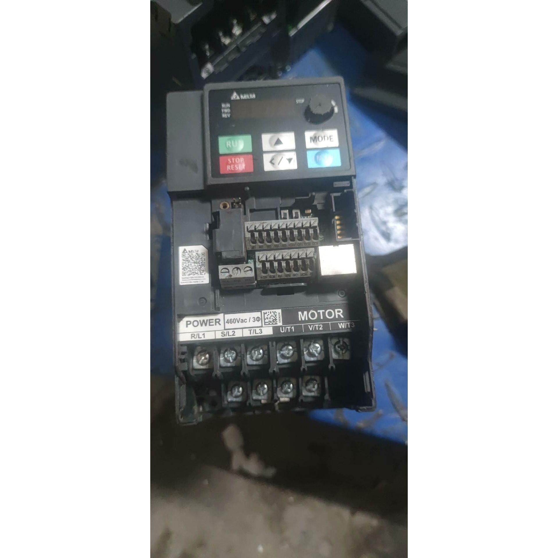 【释迦】台达ME300变频器，2.2KW，功能包好无修，缺盖，划痕多