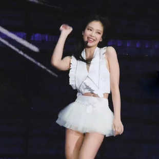 blackpink女团金智妮Jennie同款打歌服白色百褶蓬蓬裙舞蹈演出服