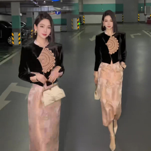 国风减龄时尚套装女秋冬新款丝绒撞色上衣+韩版洋气粉半身裙两件