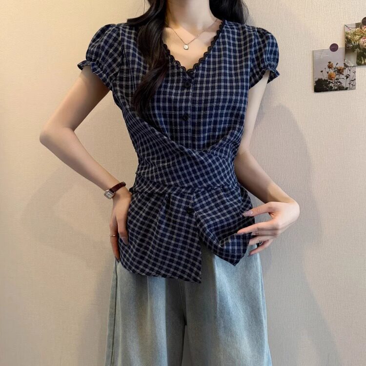 蕾丝边V领格子短袖衬衫女2025新款夏季大码微胖收腰遮肚小衫上衣