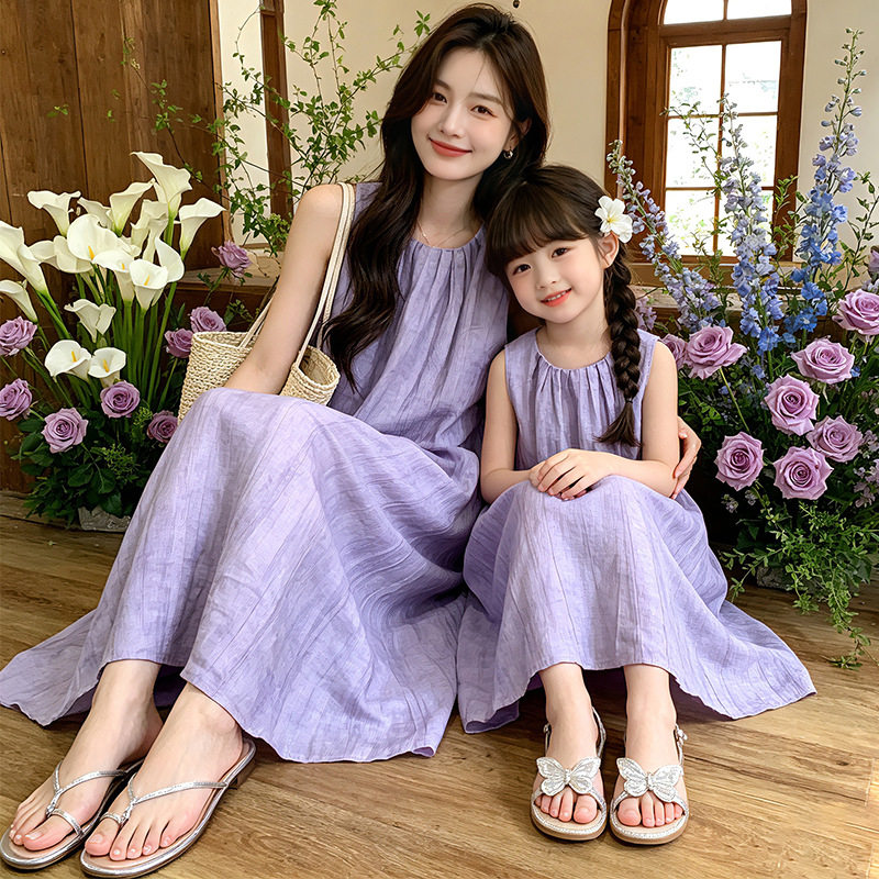 一家三口高端亲子装2026新款夏季四口扎染大码母女连衣裙母子套装图片