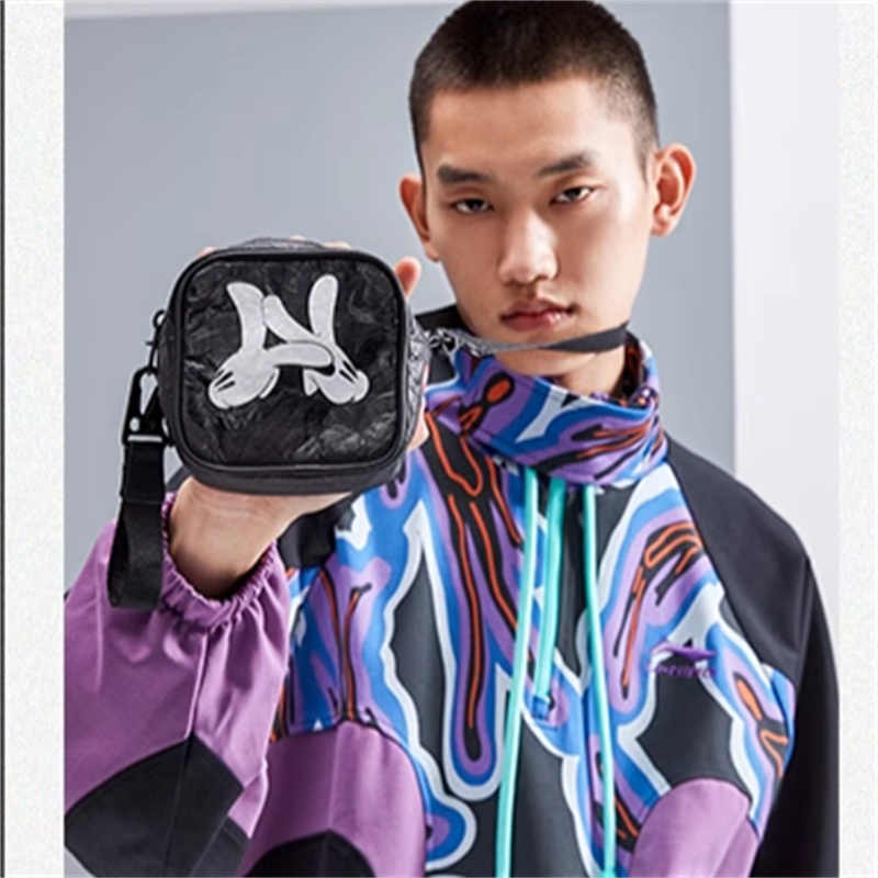 李宁正品X OG SLICK联名款斜挎包男包女包运动包ABDQ462